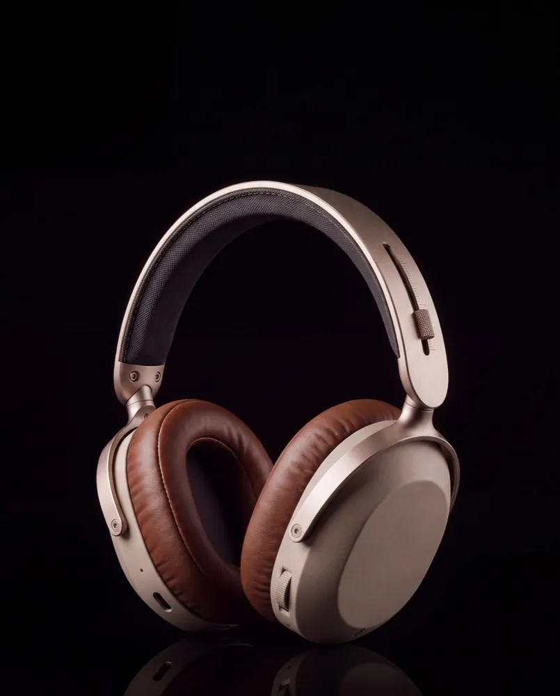 Cuffie over-ear fotografate in studio su fondo nero