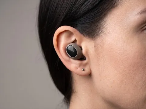 Terzo scatto, indossati: auricolari wireless