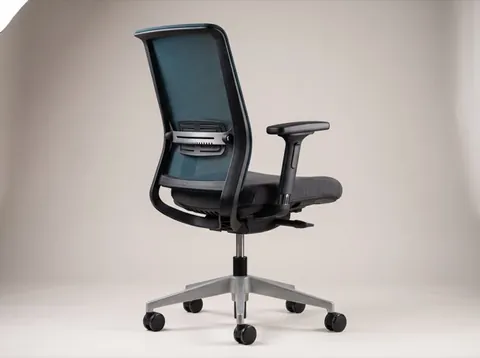 Render di studio: sedia da ufficio